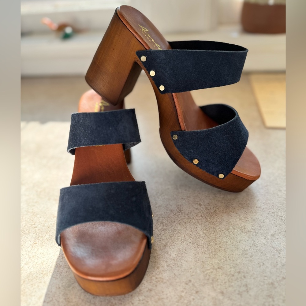 AVELLINI made in Italy || Platform clog/sandal in suede/navy blue (NWOT)